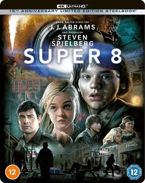Text: "15TH ANNIVERSARY LIMITED EDITION STEELBOOK", "J.J. ABRAMS", "STEVEN SPIELBERG", "SUPER 8", "DINER". 

Vordergrund: Verschiedene Figuren, Explosion im Hintergrund.