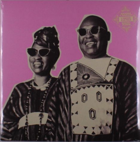 Der Text oben rechts lautet: "African Classics". Zwei lächelnde Personen in traditionellen Mustern und Sonnenbrillen vor rosa Hintergrund.