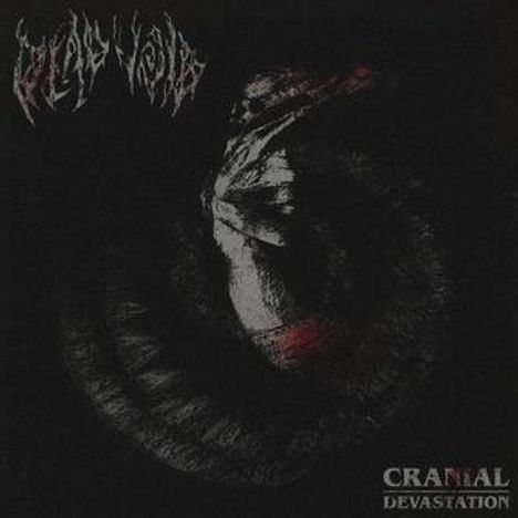 Oben rechts: „CRANIAL DEVASTATION“. Dunkles, spiralförmiges Motiv mit roten und weißen Akzenten.