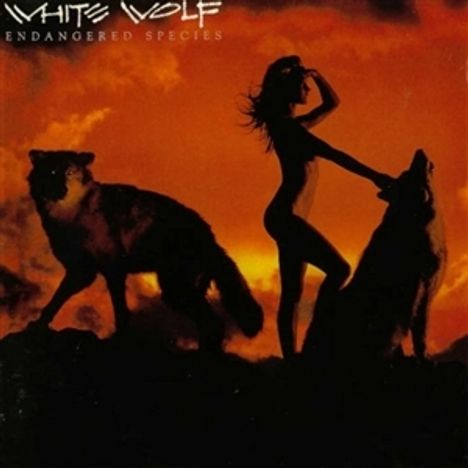 Text: "White Wolf Endangered Species." Silhouette einer Frau und zweier Wölfe vor einem leuchtend orangefarbenen Himmel.