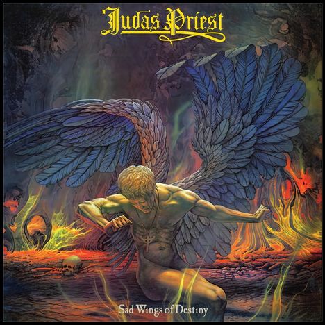 "Judas Priest" oben, "Sad Wings of Destiny" unten. Ein Engel mit großen, dunklen Flügeln kniet vor Flammen.