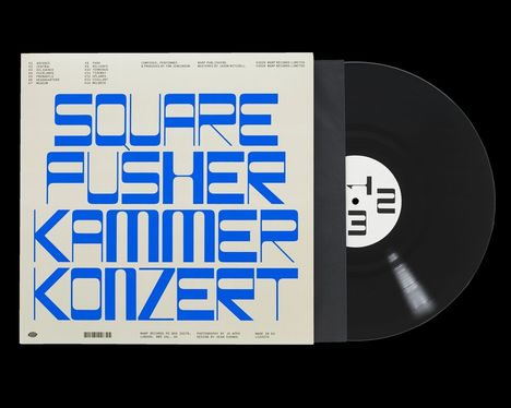 Text: "SQUAREPUSHER KAMMERKONZERT". Hintergrund: Plattenhülle und Schallplatte.