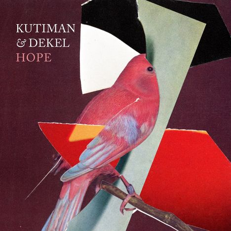 "KUTIMAN & DEKEL HOPE" steht oben. Ein roter Vogel sitzt auf einem Ast, umgeben von geometrischen Formen in Collage-Stil.