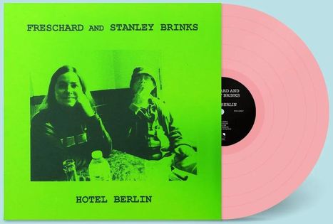 "Freschard and Stanley Brinks", "Hotel Berlin". Grüne Abdeckung mit Foto von zwei Personen am Tisch, rosa Schallplatte.