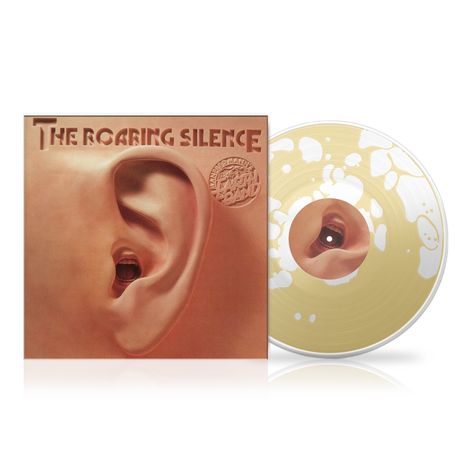 „THE ROARING SILENCE“ in Großbuchstaben. Illustration eines Ohrs mit offenem Mund. Schallplatte mit ähnlichem Design.
