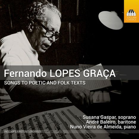Ein älterer Mann, beschäftigt mit Noten, Text: "Fernando Lopes Graça - Songs to Poetic and Folk Texts".