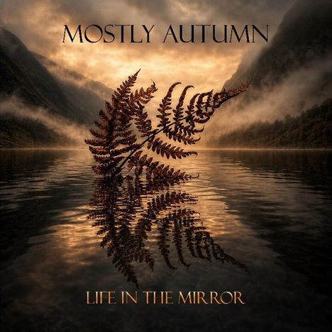 "Mostly Autumn" und "Life in the Mirror" sind geschrieben. Im Hintergrund ein nebliger See zwischen Bergen, mit Farn im Wasser.