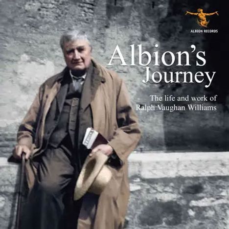 "Albion's Journey: The life and work of Ralph Vaughan Williams." Ein älterer Mann steht in einem Mantel mit einem Buch in der Hand.