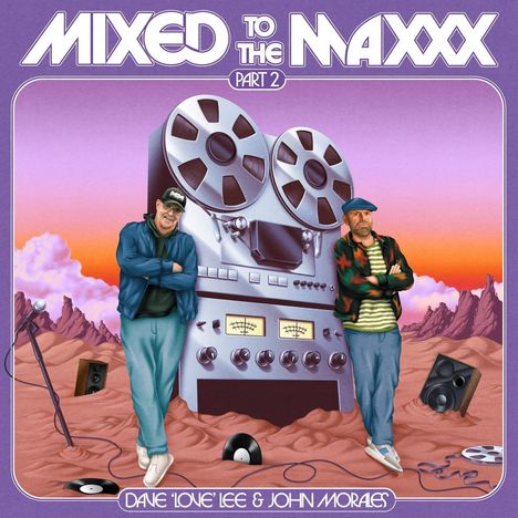 „MIXED TO THE MAXXX PART 2“ steht oben. Zwei Männer lehnen an einer großen Tonbandmaschine in surrealer Wüstenlandschaft.