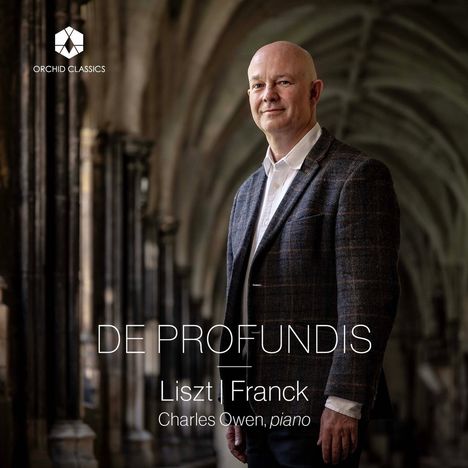 „DE PROFUNDIS. Liszt | Franck. Charles Owen, piano.“ Ein Mann steht in einem gotischen Gewölbe. Oben links ein Logo.