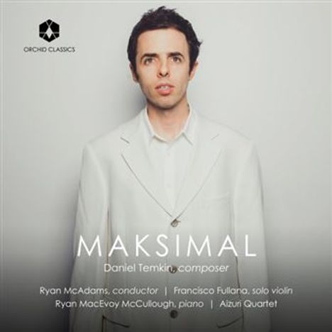 Titel: MAKSIMAL, Daniel Temkin, Komponist. Oben links: Orchid Classics Logo. Mann in weißem Anzug vor grauem Hintergrund.