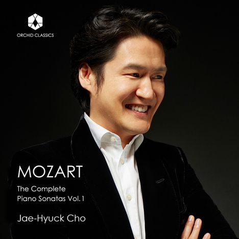 "MOZART The Complete Piano Sonatas Vol. 1 Jae-Hyuck Cho" und ein Mann im Anzug lächelt mit verschränkten Armen.