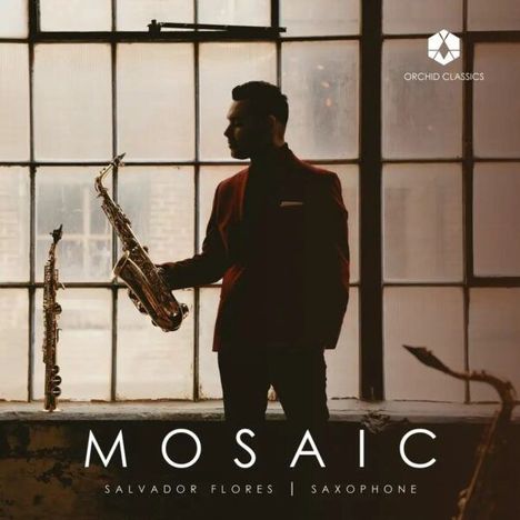 "MOSAIC" und "SALVADOR FLORES | SAXOPHONE" vor großen Fenstern, eine Person mit Saxophon, dunkler Hintergrund.