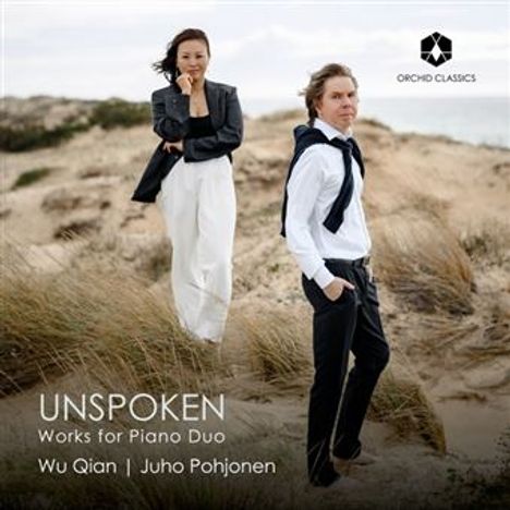 „UNSPOKEN: Works for Piano Duo“, Wu Qian und Juho Pohjonen. Zwei Personen in eleganter Kleidung am Strand.