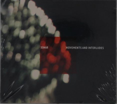 Text: "SONAR MOVEMENTS AND INTERLUDES". Abstrakte, verschwommene Lichter in Rot und Grün auf dunklem Hintergrund.