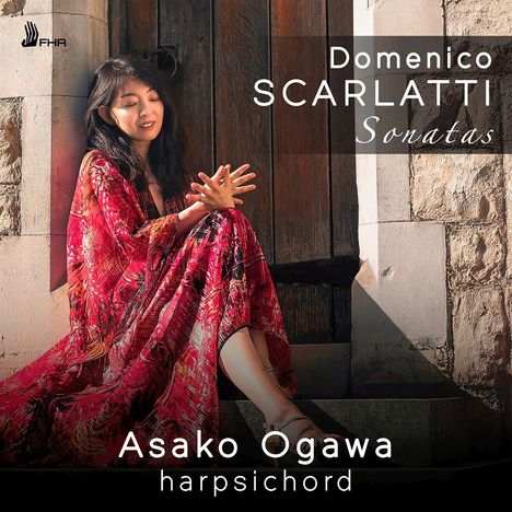 Domenico Scarlatti Sonatas; Asako Ogawa, Harpsichord. Frau im roten Kleid vor einer rustikalen Holztür.