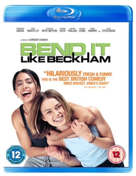 Zwei lachende junge Frauen, eine umarmt die andere. Überschrift: "BEND IT LIKE BECKHAM". Bewertet ab 12 Jahren.