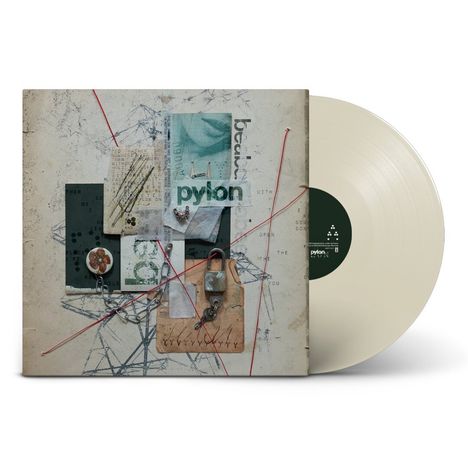 Auf einem Albumcover steht "pylon", umgeben von Bildern, Zeichnungen, roten Fäden und einem Schloss. Eine Schallplatte liegt daneben.