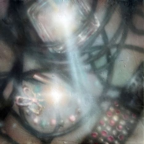 Keine Texte sichtbar. Unscharfe, abstrakte Formen in Grau- und Rosatönen. Mysteriös wirkendes Bild.