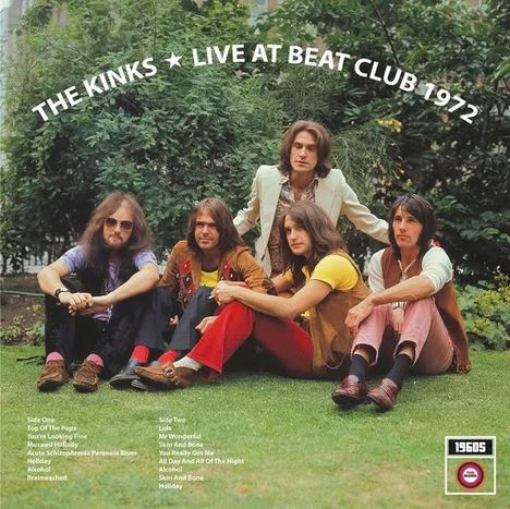 "The Kinks Live at Beat Club 1972." Fünf Männer sitzen auf einer Wiese vor Sträuchern. Vintage-Stil. 