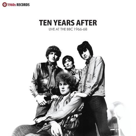 "Ten Years After, Live at the BBC 1966-68". Vier Männer in vintage Kleidung, einer sitzt, die anderen stehen.