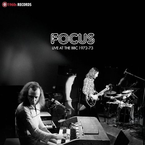 „FOCUS: LIVE AT THE BBC 1972-73“. Eine Band spielt, Keyboard im Vordergrund, Gitarrist und Schlagzeuger hinten.