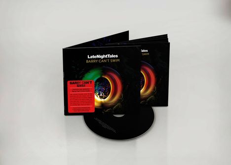 CD-Hülle mit "LateNightTales" und "Barry Can't Swim". Rotes Infoblatt, bunte Kreisform auf dunklem Hintergrund.