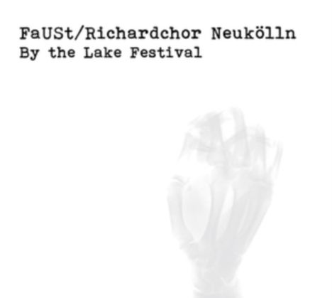 Text: "FaUSt/Richardchor Neukölln By the Lake Festival". Eine durchscheinende, schemenhafte Hand.