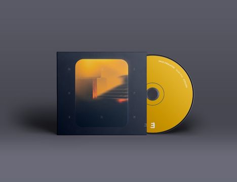 Braunes CD-Cover mit "Quiet Fire". Gelbe CD mit "Dave Stapleton Quiet Fire EDN1120". Dunkles, verschwommenes Bild: Treppenhaus.