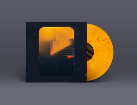 Der Text "QUIET FIRE" umgibt ein modernes, abstraktes Plattencover. Die Scheibe ist leuchtend orange mit dunklen Sprenkeln.