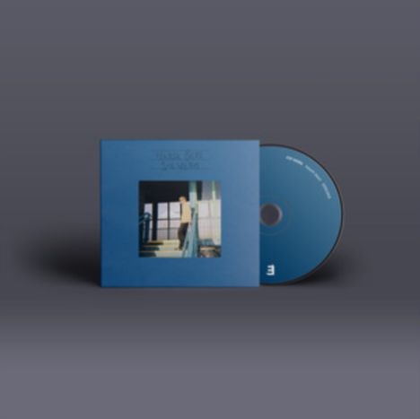 Blaues CD-Cover mit einem Foto von einer Person auf Treppen. Daneben eine blaue CD, schlicht gestaltet.