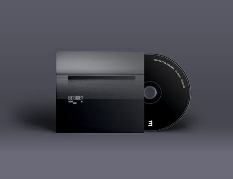 Text: „BE QUIET“, „NILS PETTER MOLVÆR“, schwarz-weißes CD-Cover mit dunkler Wasseroberfläche, CD teilweise sichtbar.