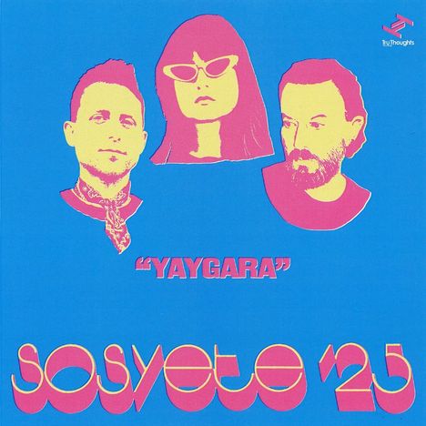 "YAYGARA" und "Sosyete '25" in pink auf Blau. Drei Personen in popartähnlichem Stil. Oben rechts ein weiß-rotes Logo.