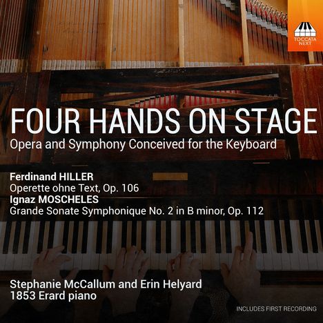 "FOUR HANDS ON STAGE" darüber zwei Pianisten an einem Erard-Klavier von 1853. Oben rechts ein schwarz-oranges Logo.