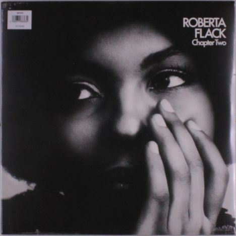 Text: "ROBERTA FLACK Chapter Two". Schwarz-weißes Porträt einer Frau mit nachdenklichem Ausdruck und Hand am Gesicht.