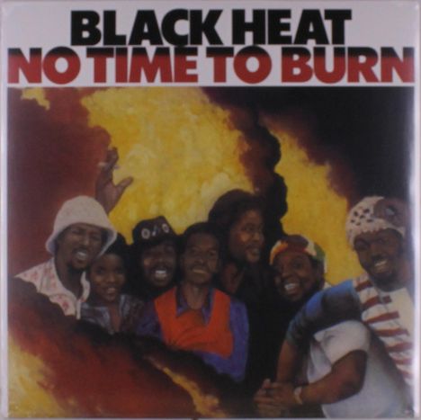 "BLACK HEAT NO TIME TO BURN" in schwarzer und roter Schrift, darunter sieben lachende Personen vor gelber Flammenkulisse.