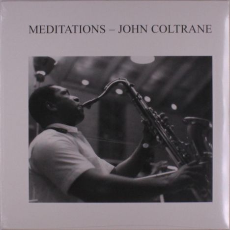 "MEDITATIONS – JOHN COLTRANE". Ein Schwarz-Weiß-Foto zeigt eine Person, die Saxophon spielt.