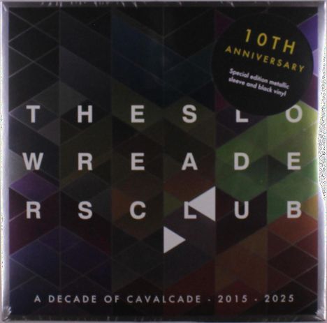 "THESLOWREADERSCLUB", "A DECADE OF CAVALCADE 2015 - 2025", "10TH ANNIVERSARY" auf geometrischem, dunklem Hintergrund.