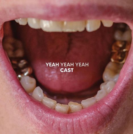 Text: "YEAH YEAH YEAH CAST". Nahaufnahme eines weit geöffneten Mundes mit sichtbaren Zähnen.