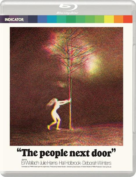 „The people next door“, darunter Namen der Schauspieler. Eine verschwommene Figur umarmt einen Baum unter buntem Licht.
