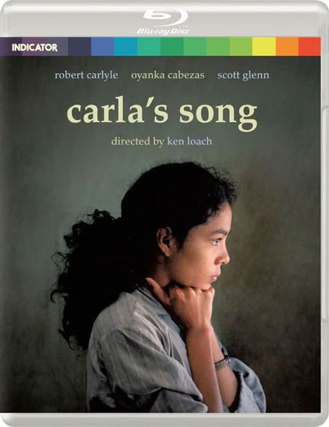 "carla's song" directed by ken loach. Seitenprofil einer nachdenklichen Frau vor einem neutralen Hintergrund.