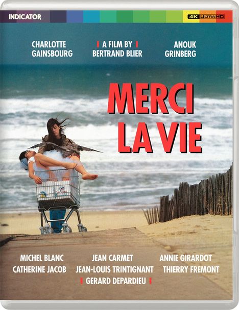 „MERCI LA VIE“, Film von Bertrand Blier, Charlotte Gainsbourg. Meer und Strand, Frau in Einkaufswagen.