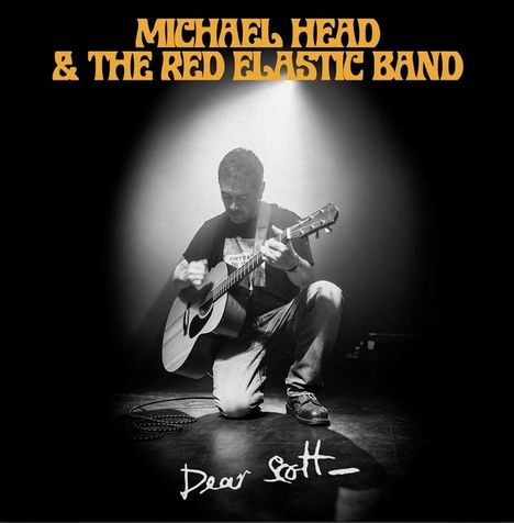 "Michael Head & The Red Elastic Band", "Dear Scott". Ein Mann kniet und spielt Gitarre, Lichtstrahl von oben.