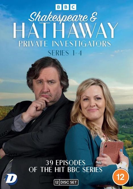 "Shakespeare & Hathaway: Private Investigators, Series 1-4. Zwei Menschen, Rücken an Rücken, vor einer ländlichen Szenerie."