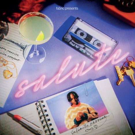 "Fabric presents salute" in Neon-Pink, daneben Notizbuch mit Foto, Kassette, Cocktail und Schlüssel mit einem Herzanhänger.
