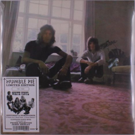 HUMBLE PIE LIMITED EDITION. Zwei Personen sitzen in einem Raum mit großem Fenster und Teppich auf dem Boden.