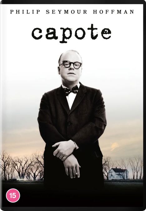 Text "Philip Seymour Hoffman", "capote". Ein Mann im Anzug mit Fliege, steht vor einer Landschaft mit Bäumen und einem Haus.