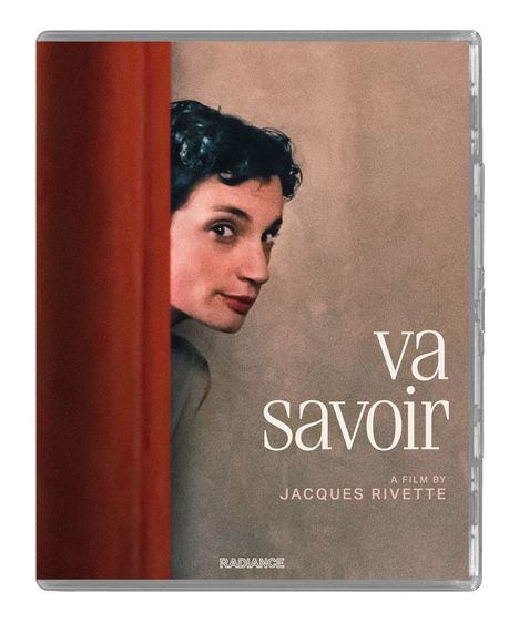 "Va savoir", "A film by Jacques Rivette". Eine Person blickt freundlich um einen roten Vorhang.