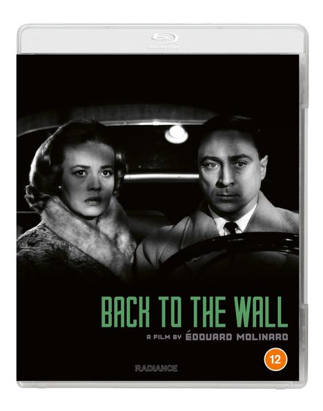 Oben steht "BACK TO THE WALL". Darunter "A film by Édouard Molinaro". Zwei ernst schauende Personen im Auto.