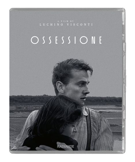 Text: "A FILM BY LUCHINO VISCONTI, OSSESSIONE, RADIANCE". Schwarz-Weiß-Foto: Mann umarmt eine Person, Landschaft im Hintergrund.